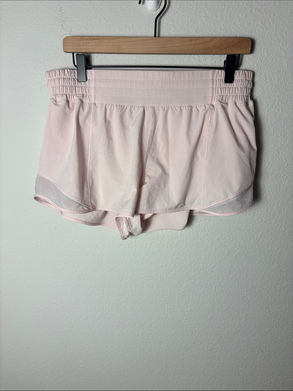 Lululemon Hotty Hot High-Rise Lined Short 2.5" Light Pink W7AYYR